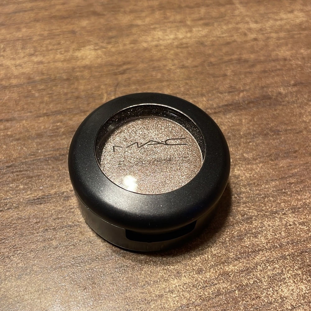 MAC Eyeshadow - Picture 2 of 2